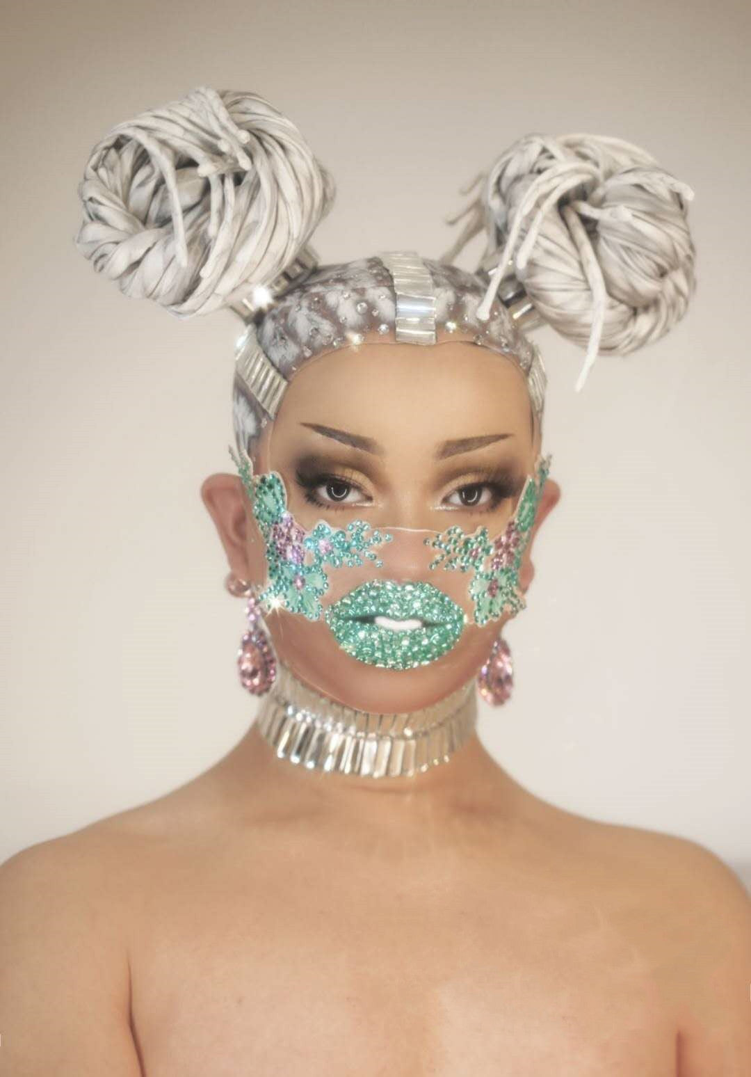European And American Diamond Mask Butterfly Performance