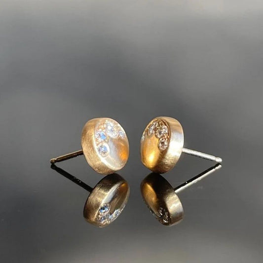 Stylish Round Gold Stud Earrings Compact